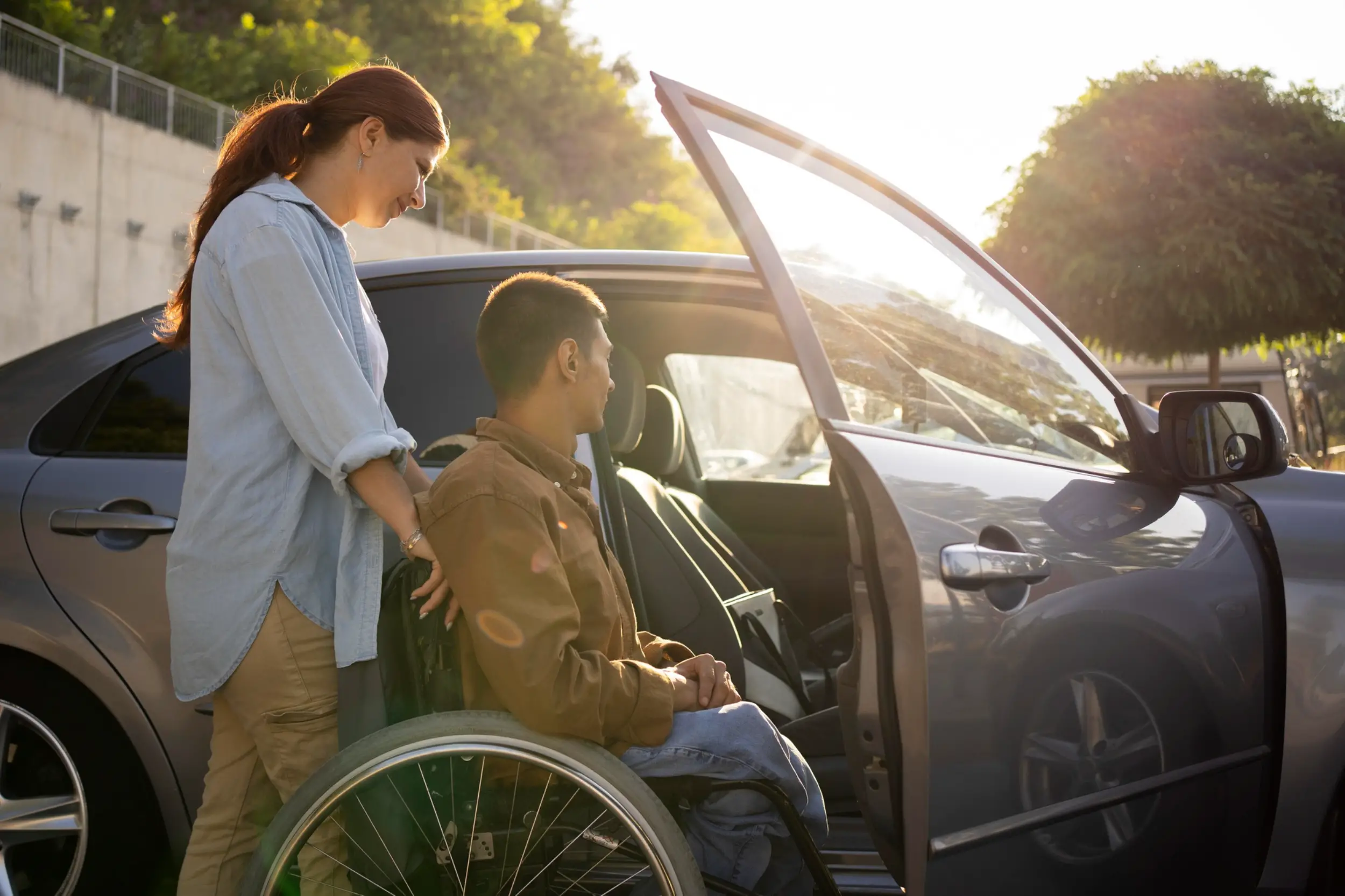personne à mobilité réduite qui rentre dans une voiture